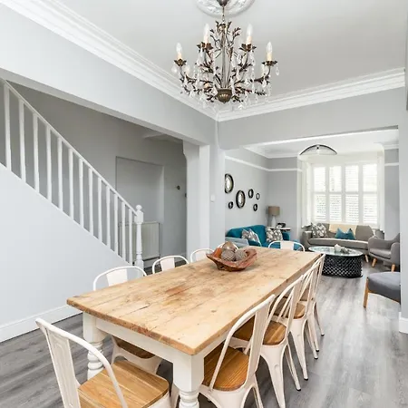 Holiday home Stunning And Modern 5 Bed House I Pass The Keys York