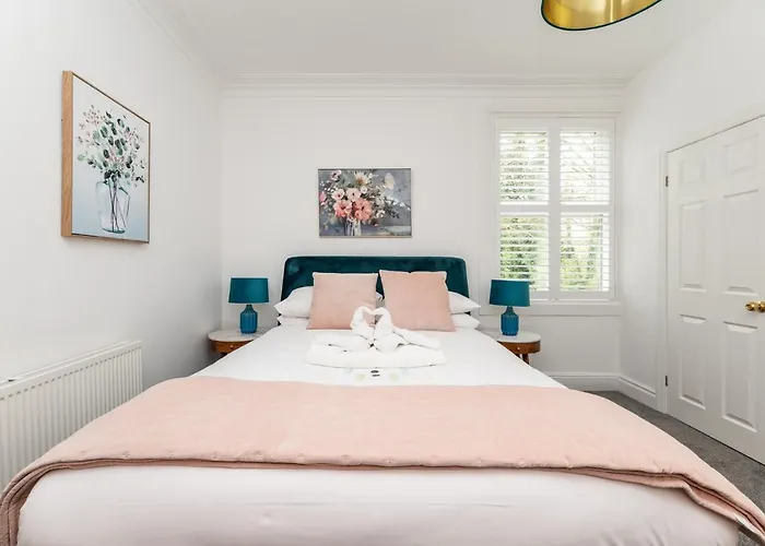 בית נופש 7 Longfield Terrace Gorgeous 5 Bed House In With Parking - Pass The Keys *