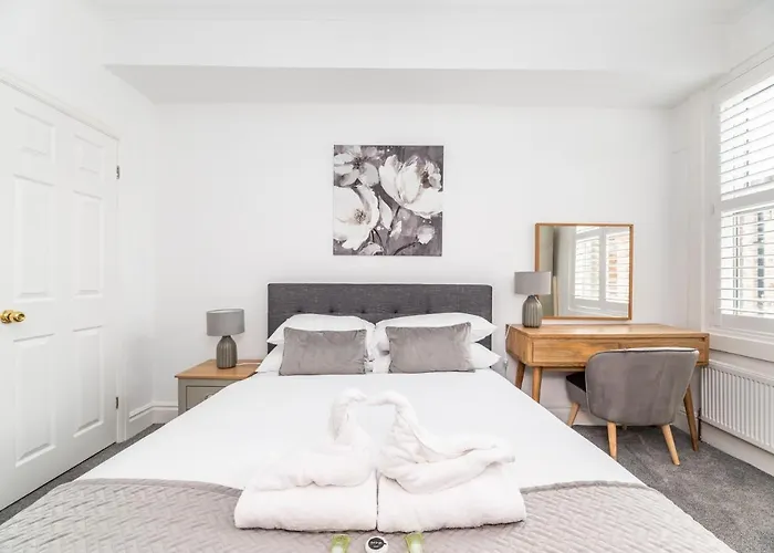 7 Longfield Terrace Gorgeous 5 Bed House In With Parking - Pass The Keys