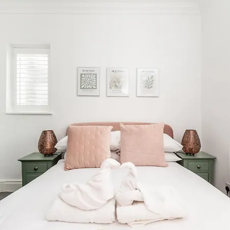 7 Longfield Terrace Gorgeous 5 Bed House In With Parking - Pass The Keys *